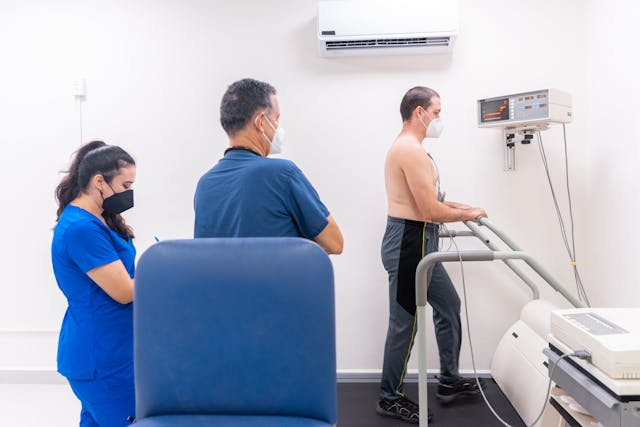 Doctors observe a person doing a VOC stress test